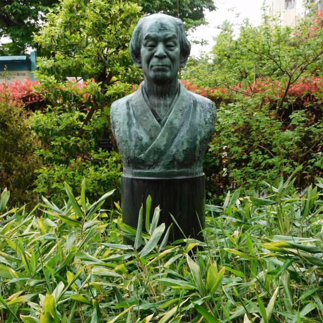 今日は牧野富太郎博士の162回目のお誕生日。
博士の胸像を囲むスエコザサは雨に濡れ一層瑞々しいです。そのスエコザサのポストカードを園内では来園者に配布しています。飾っても大切な人へ出しても素敵です。
なお、本日の歌のイベントは、雨のため中止となりました（27、28日は晴れれば開催予定）。

#牧野富太郎
#牧野記念庭園
#マキノの日
#スエコザサ